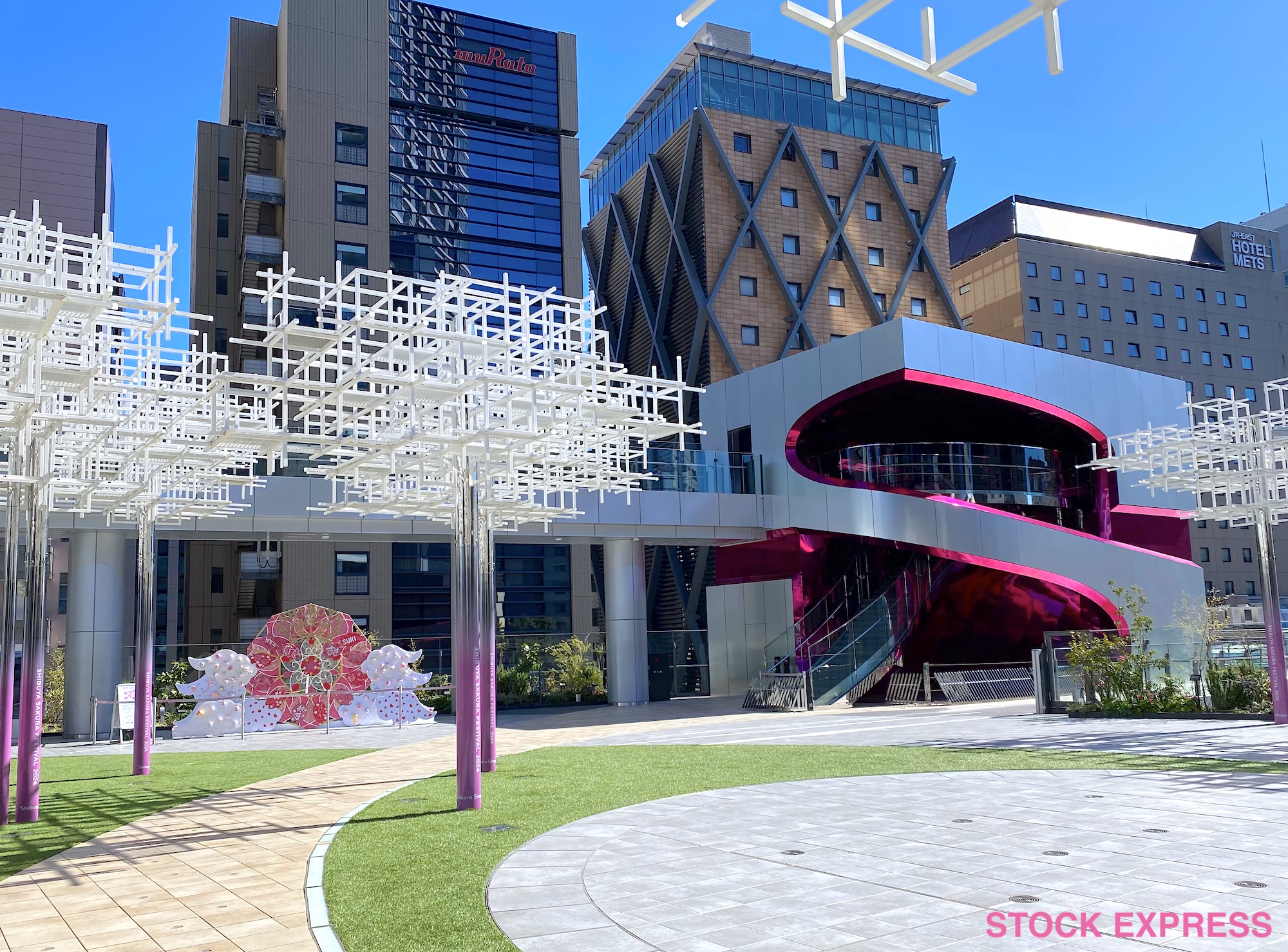 渋谷サクラステージ広場から眺める村田製作所 東京支社ビル/2024年3月10日. 撮影:SHUN(STOCK EXPRESS編集部)